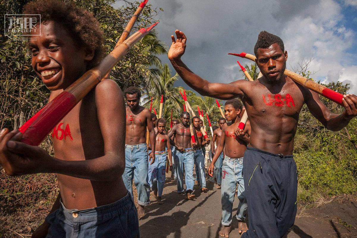 这些小岛居民将西方货物当做宗教崇拜(组图)