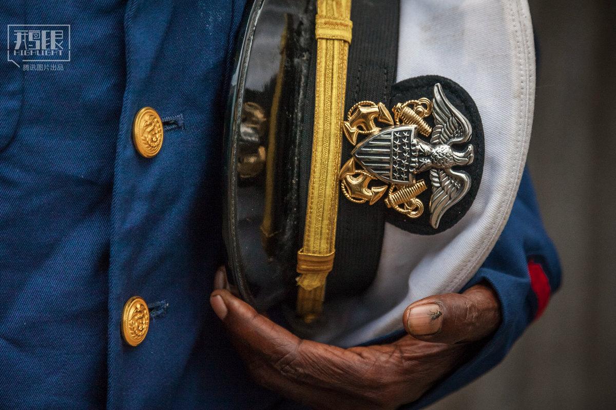 这些小岛居民将西方货物当做宗教崇拜(组图)