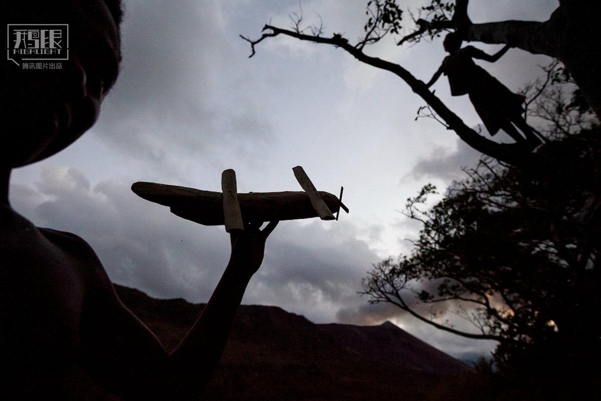 这些小岛居民将西方货物当做宗教崇拜(组图)