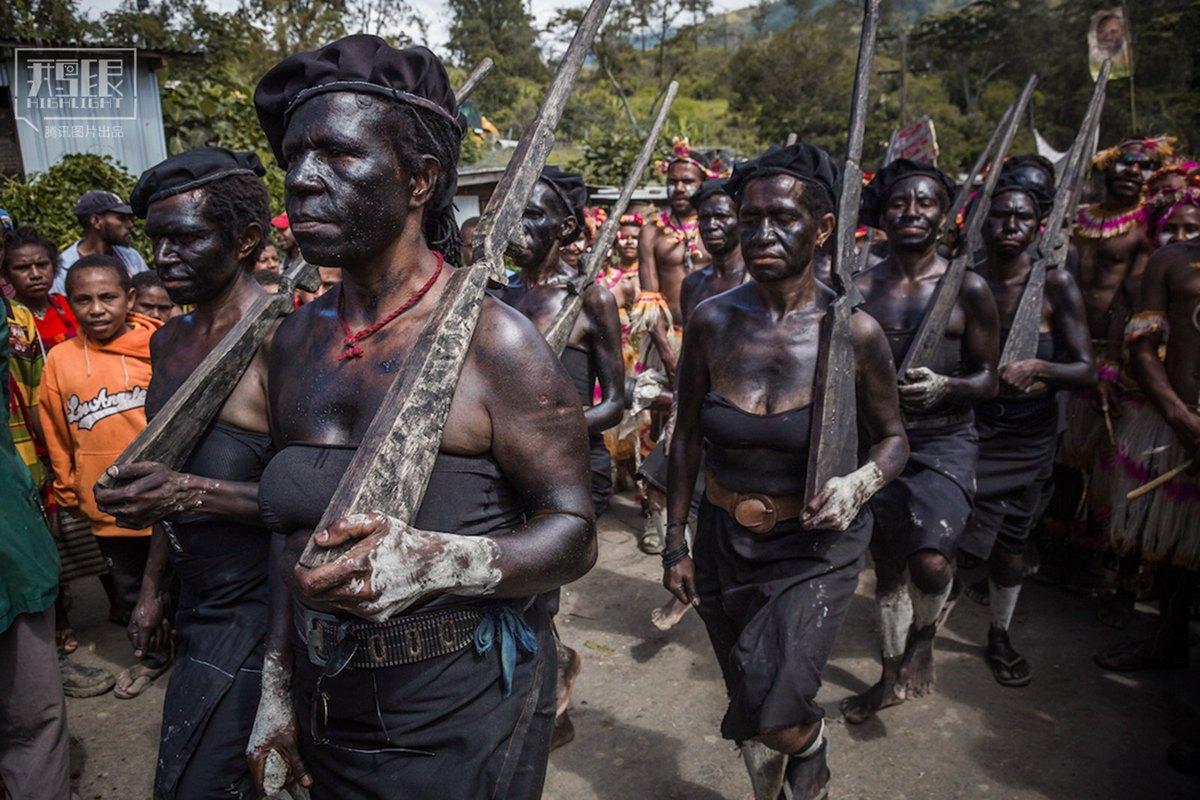 这些小岛居民将西方货物当做宗教崇拜(组图)