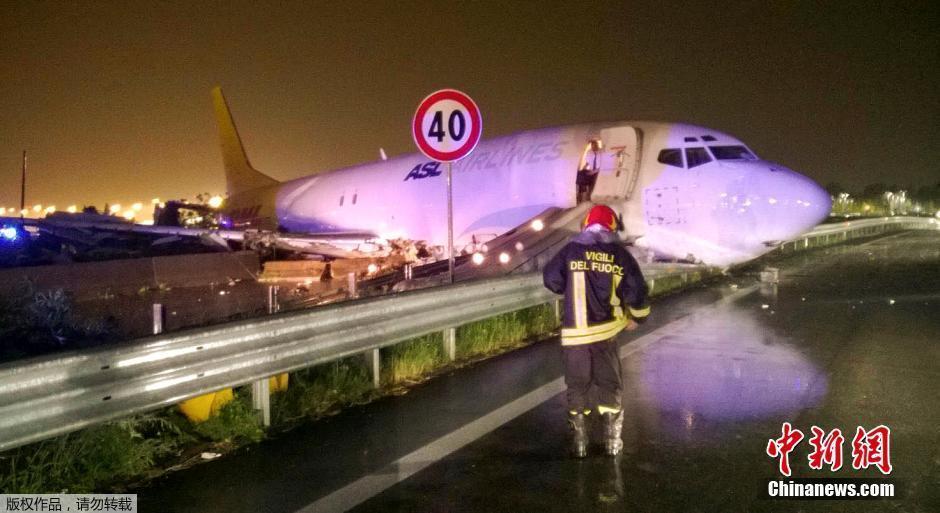 意大利一货运飞机降落时失控 冲上公路(高清组图)