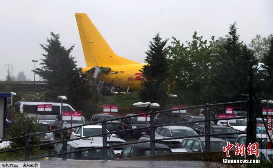 意大利一货运飞机降落时失控 冲上公路(高清组图)