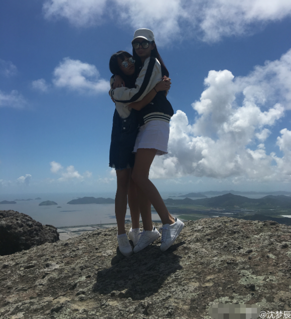 沈梦辰美腿十足抢镜 本就比朋友腿长合影时还要踮脚尖