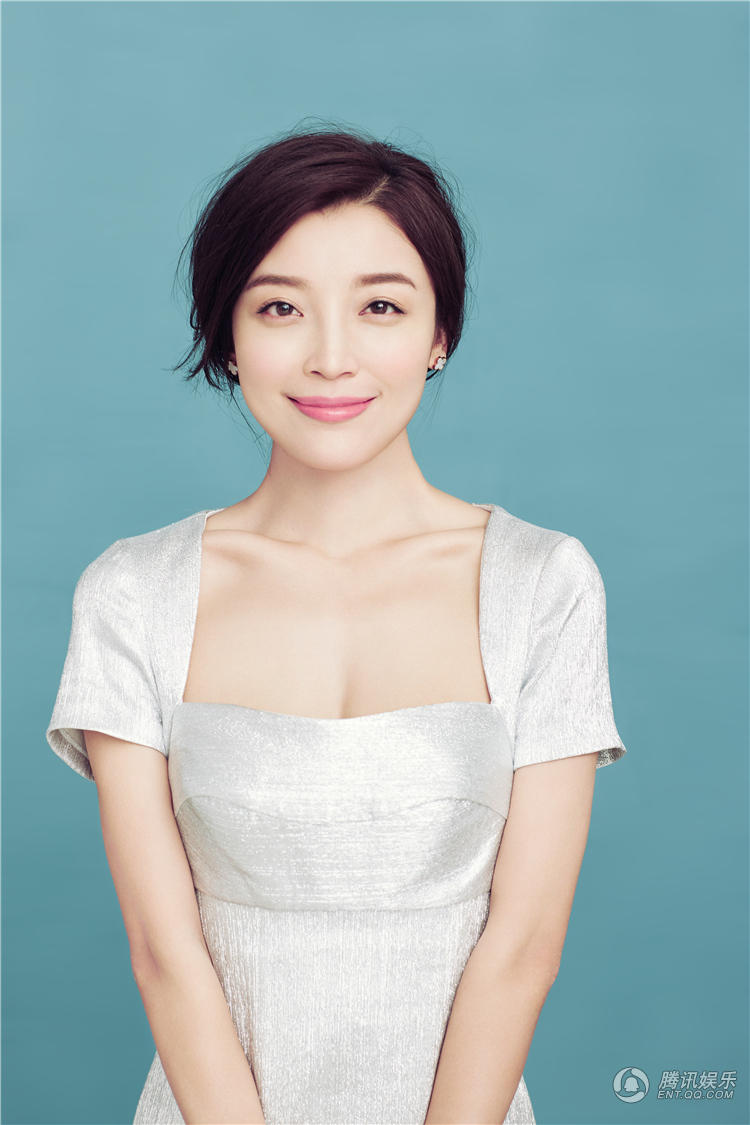 高清:高晓菲穿白裙大秀锁骨 妆容精致优雅大气