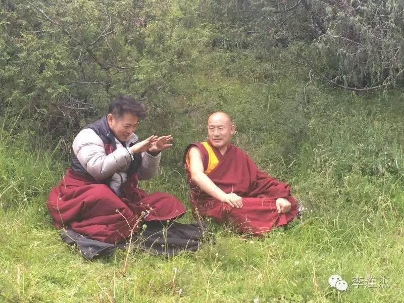 李连杰藏地闭关 感恩慈诚罗珠堪布陪同