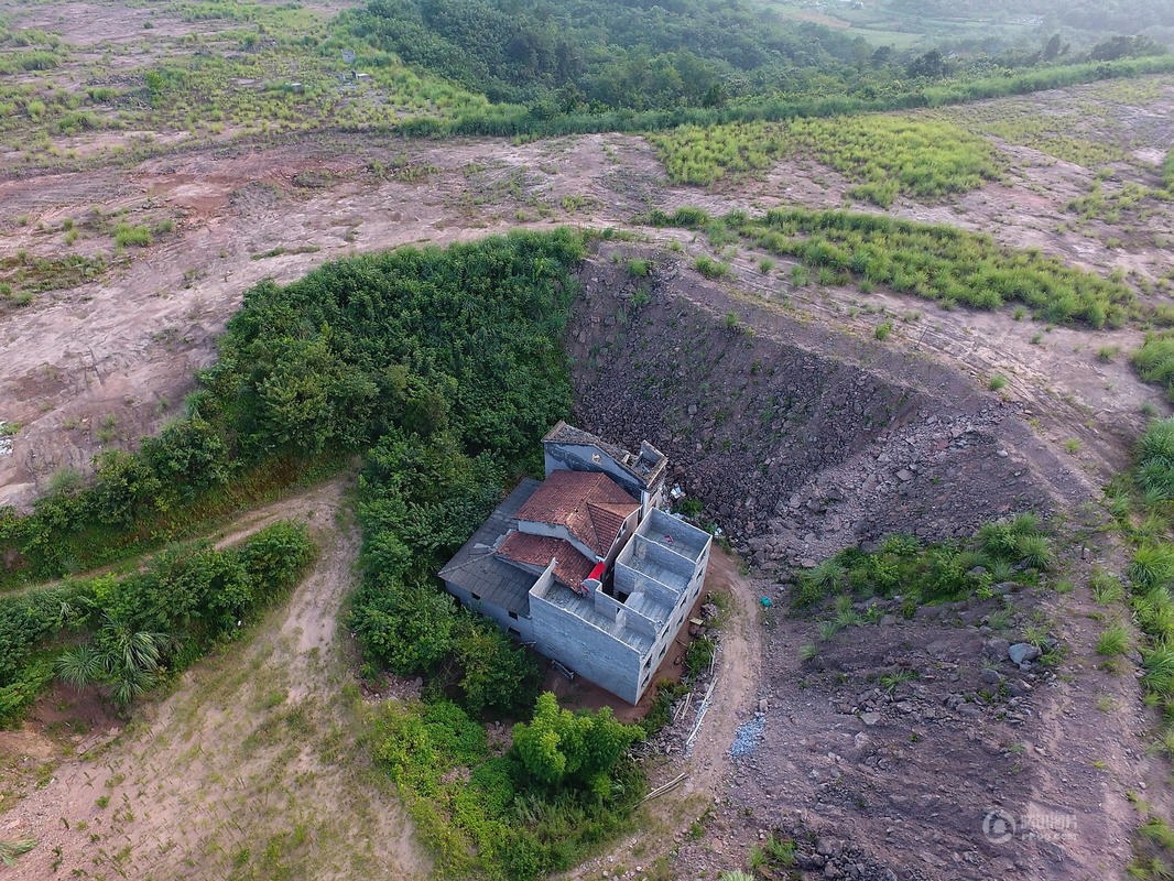 湖北“钉子户”被困近4年 屋旁又建3层楼房(组图)