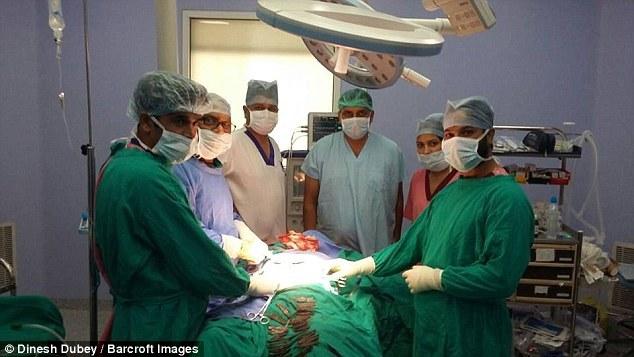 印度男子两个月吞40枚刀片 称迷恋这味道(组图)