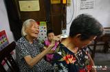 中国人的一天:百岁老人善刮痧 获誉“观音手”