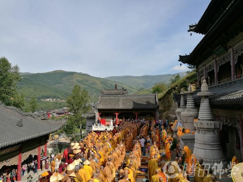 洞以及能海上师传承僧众及信众弟子近千人于五台山金界寺上师塔院诵经