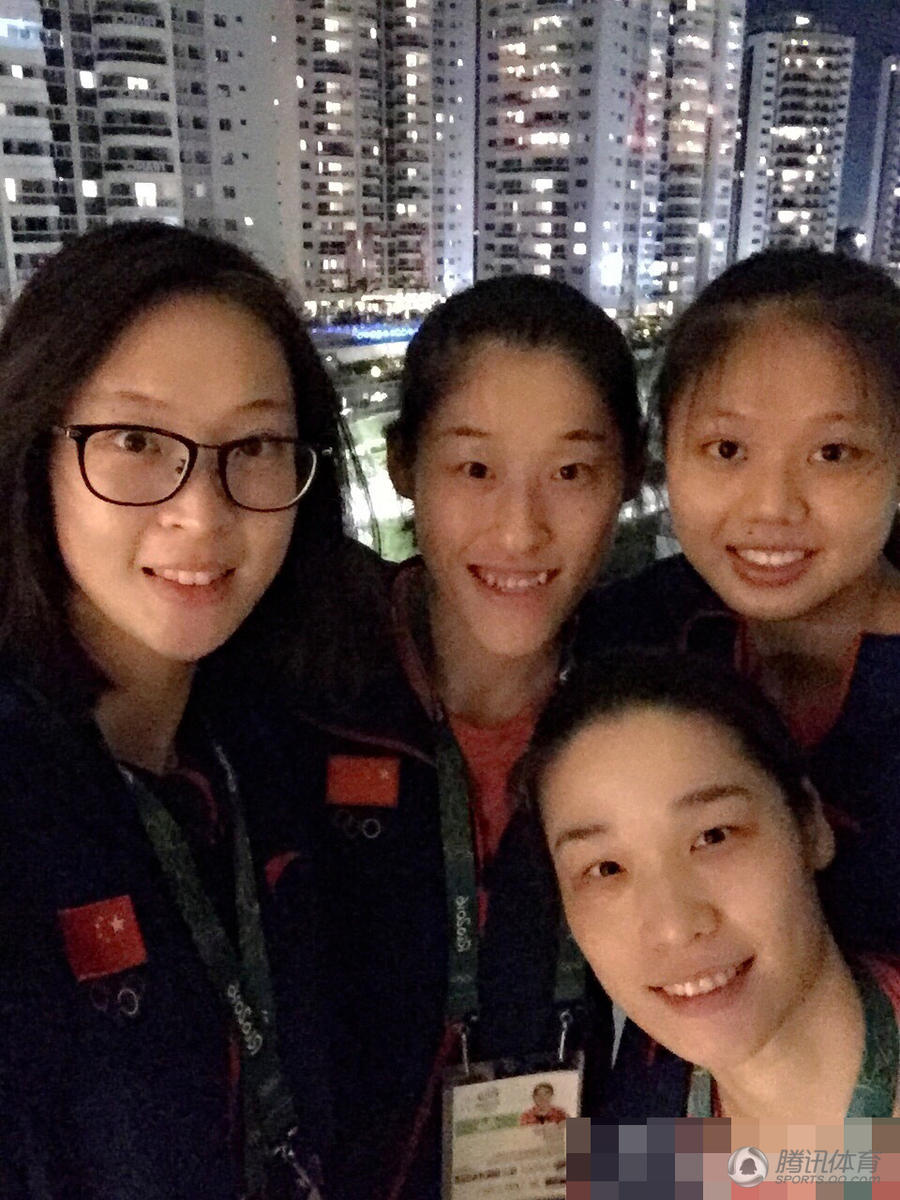 高清:惠若琪晒自拍 与朱婷吃泡面缺席闭幕