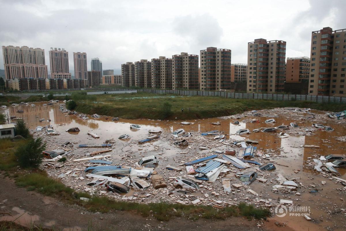 西宁降雨致停车场百台新车被淹 场面似灾难片(图)