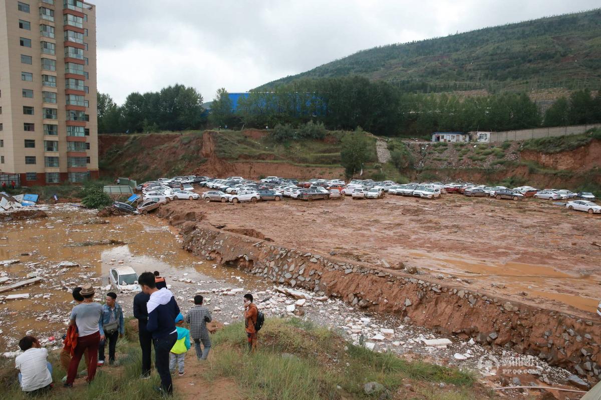 西宁降雨致停车场百台新车被淹 场面似灾难片(图)