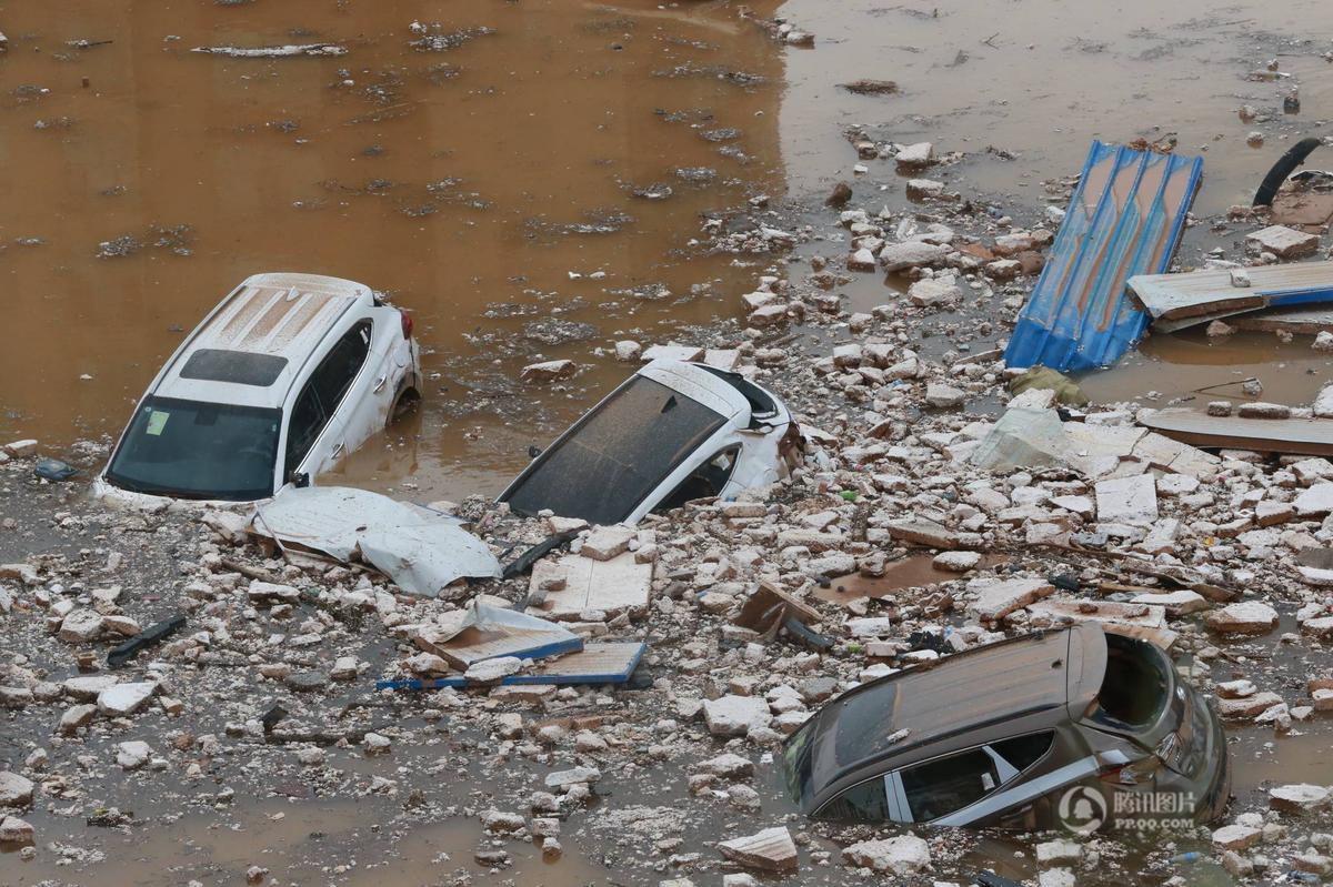 西宁降雨致停车场百台新车被淹 场面似灾难片(图)