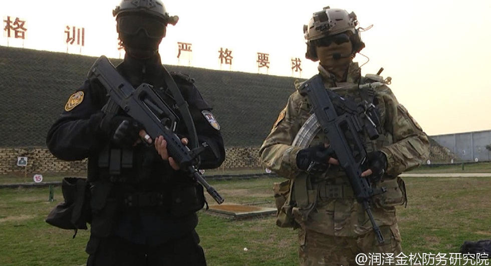 组图:中国95式步枪专用透明弹夹曝光