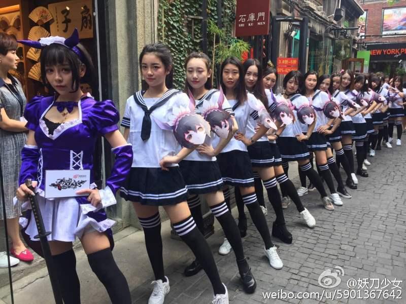 100位“制服少女”占领上海天桥 被城管带走(图)