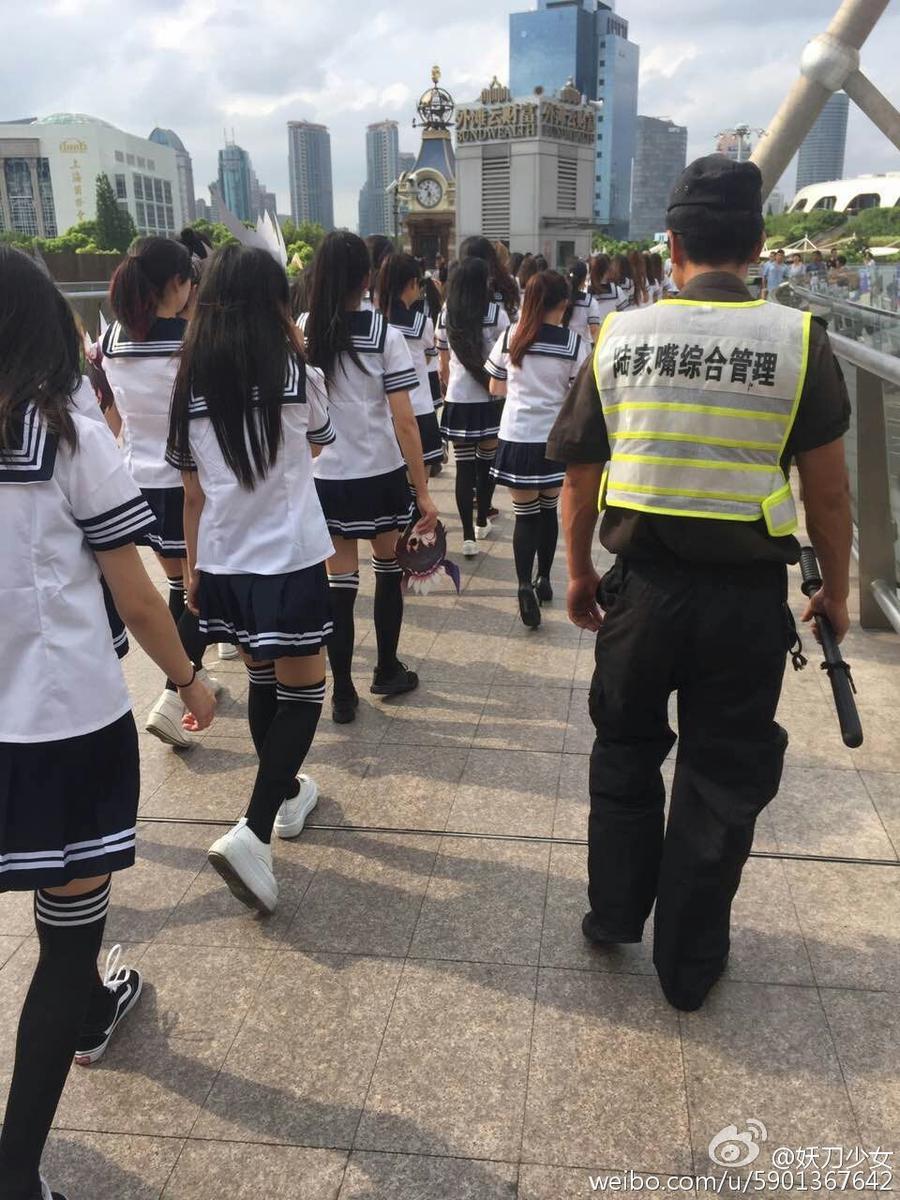 100位“制服少女”占领上海天桥 被城管带走(图)