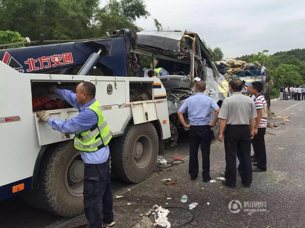 广昆高速广西段发生翻车事故 已致10人死亡 - 新鲜的 ...