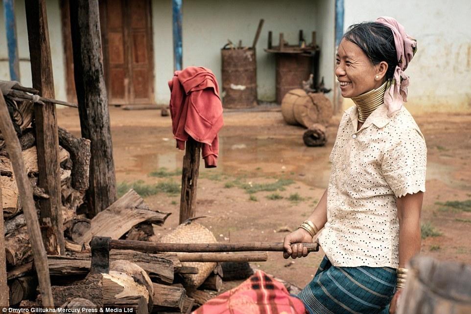 缅甸克扬族妇女以长脖为美  从小佩戴数个铜颈圈