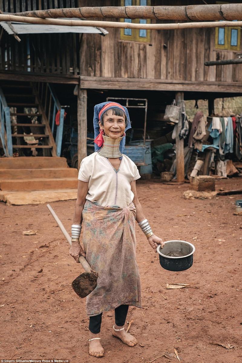 缅甸克扬族妇女以长脖为美  从小佩戴数个铜颈圈