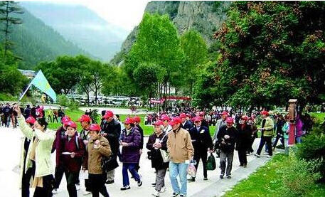 老年旅游新规今起实施 旅行团配备随团医生