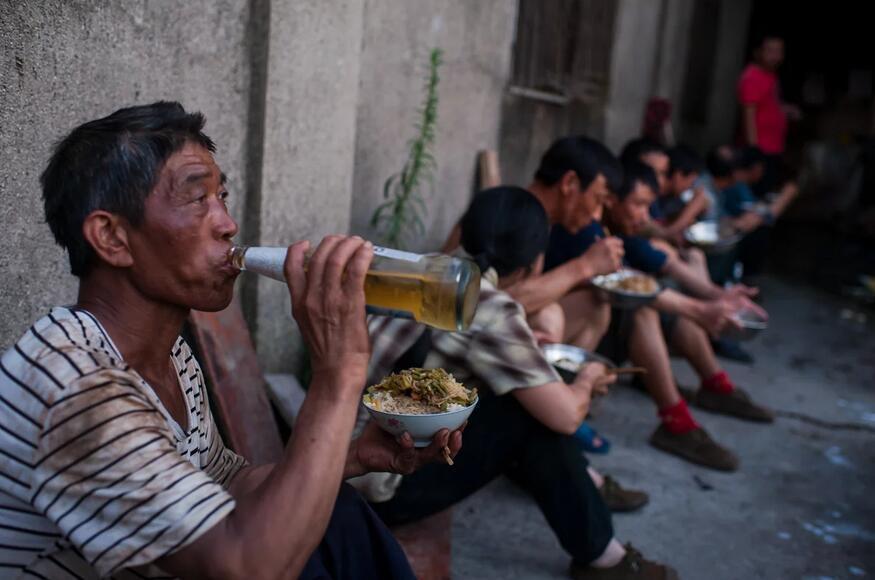 探访当今农民工生活环境 房间窄小垃圾遍地