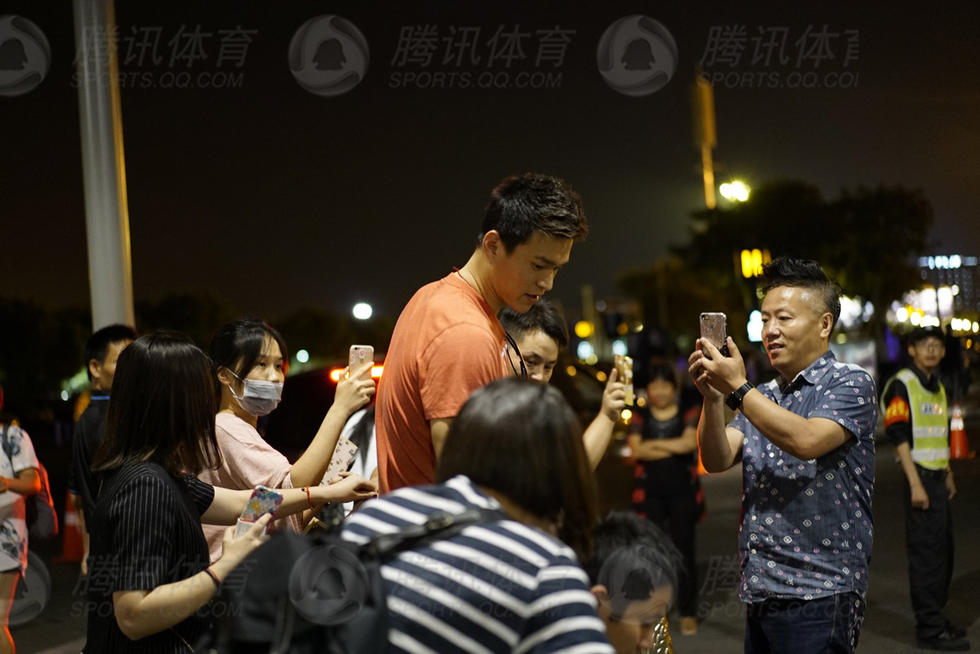 孙杨深夜抵杭州 人气旺机场引粉丝追拍(组图)