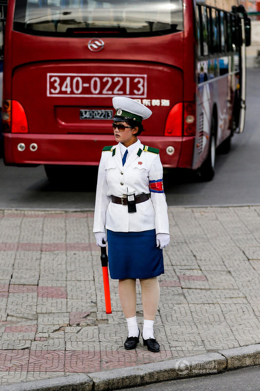 朝鲜街头女交警英姿飒爽 成为一道靓丽风景线(图)