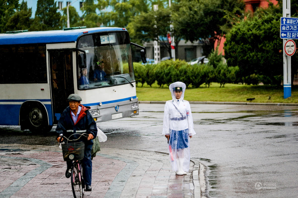 朝鲜街头女交警英姿飒爽 成为一道靓丽风景线(图)