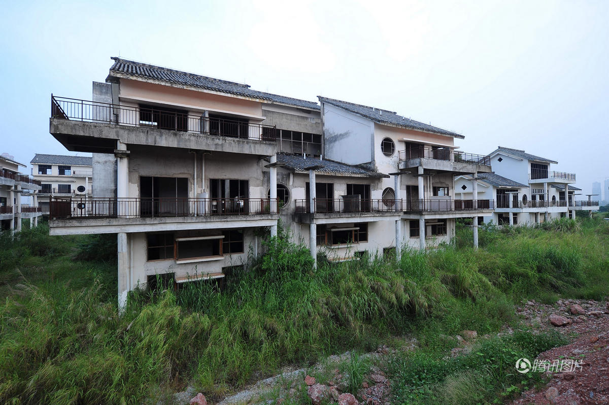 南宁20余栋市价千万别墅荒废9年似"鬼城"