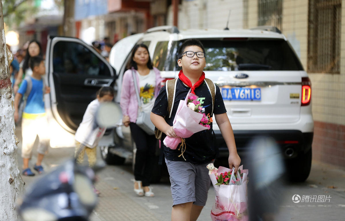 教师节临近 郑州小学生扎堆给老师送花