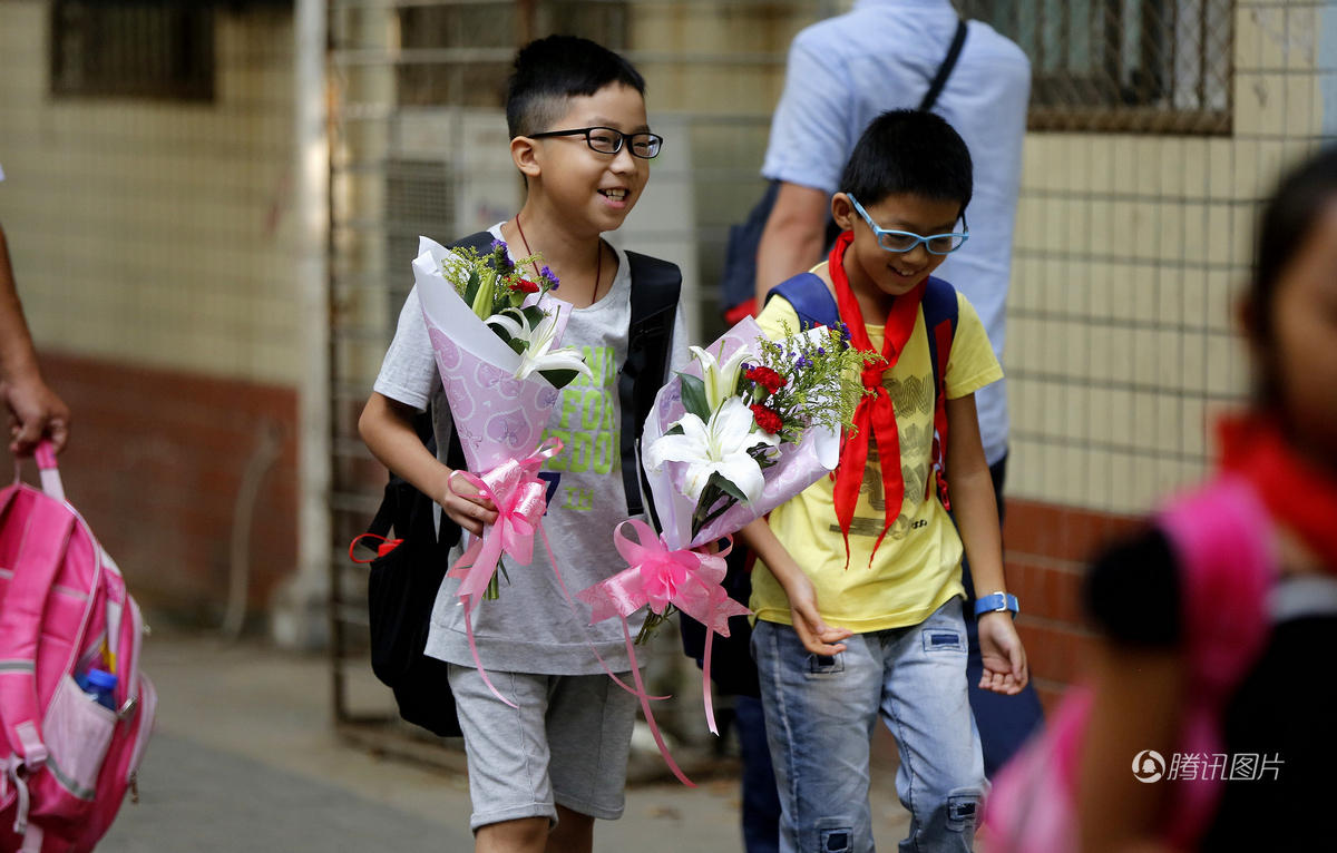 教师节临近 郑州小学生扎堆给老师送花