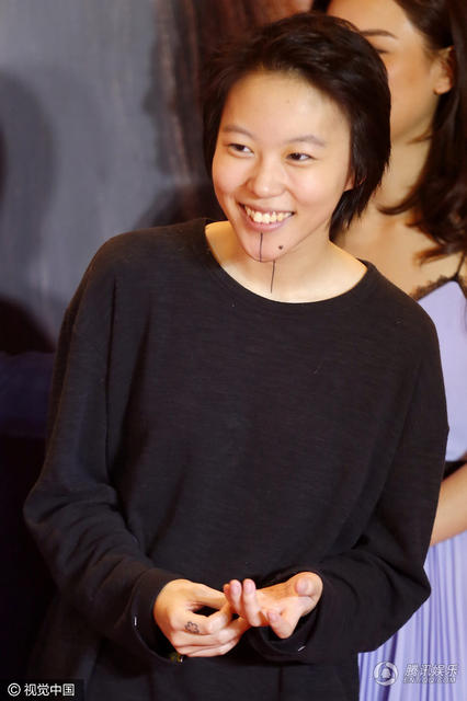 窦靖童"一线天"妆容有点特别 灿笑展撩妹功力