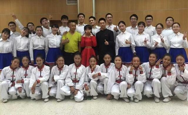 林妙可时隔8年再穿红裙登台 可找回当年记忆?(图)