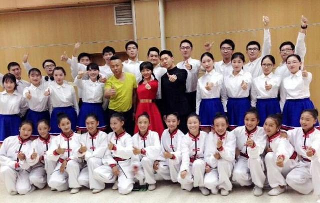 林妙可时隔8年再穿红裙登台 可找回当年记忆?(图)