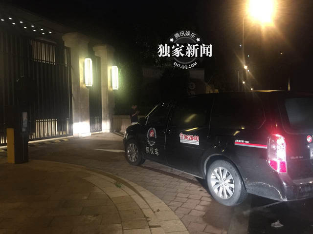 乔任梁别墅门口停放殡仪车