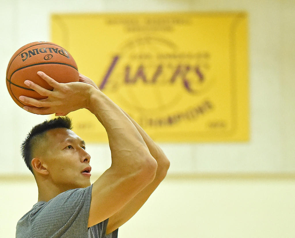 易建联:我能适应湖人队 打大前或中锋都很棒-上