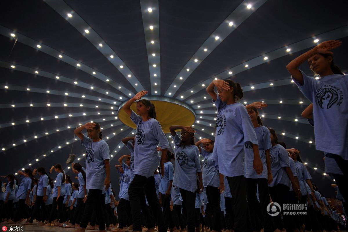 好魔性！印度超过6000名女生集体学习防身术(图)