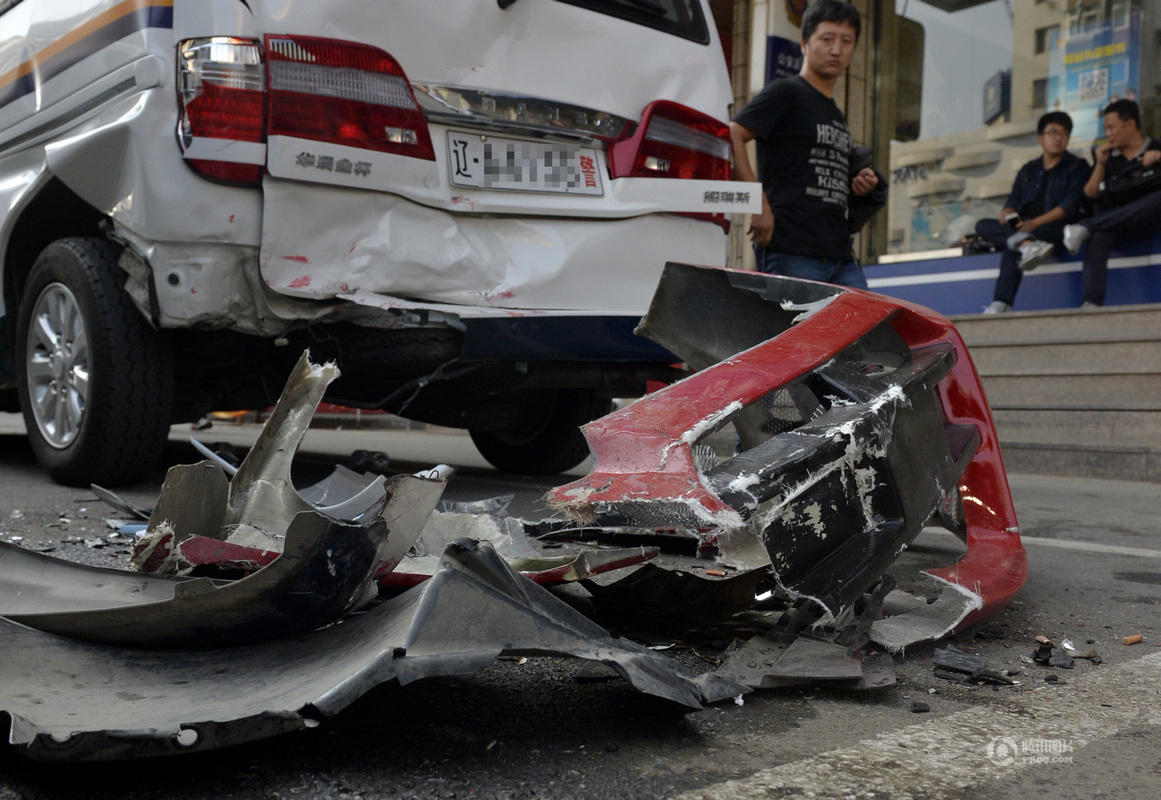 沈阳“跑车男”毒驾连撞九车 被警察鸣枪制伏(图)