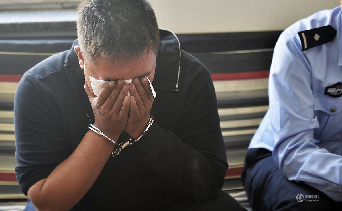 沈阳“跑车男”毒驾连撞九车 被警察鸣枪制伏(图)