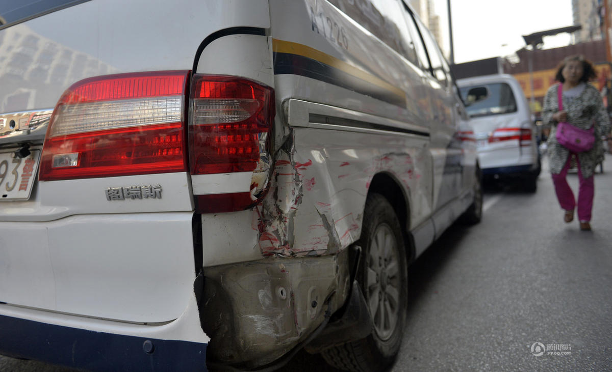 沈阳“跑车男”毒驾连撞九车 被警察鸣枪制伏(图)