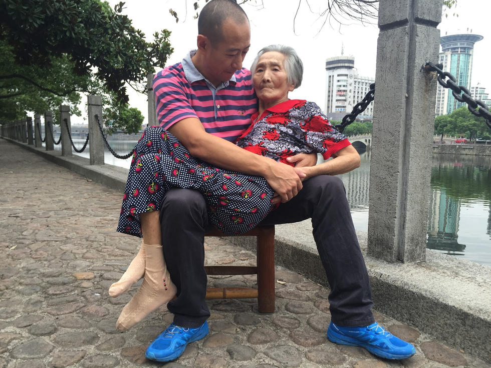 51岁儿子怀抱82岁母亲看风景:小时候她这样抱