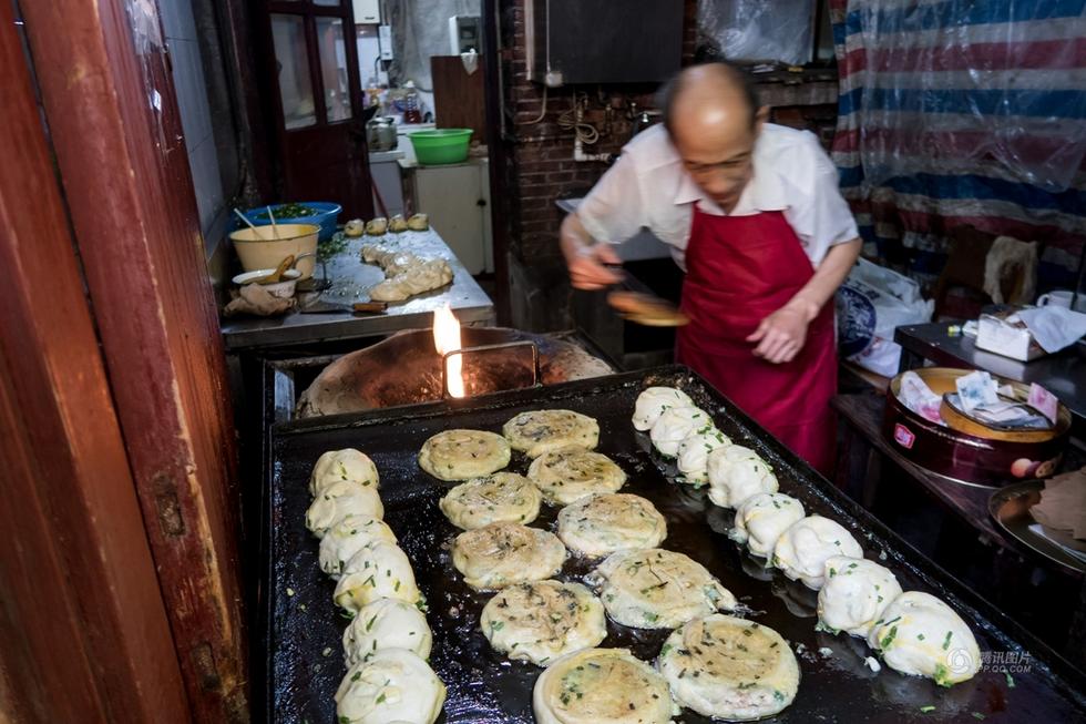 上海老伯34年只做葱油饼 美味惊动BBC(组图)