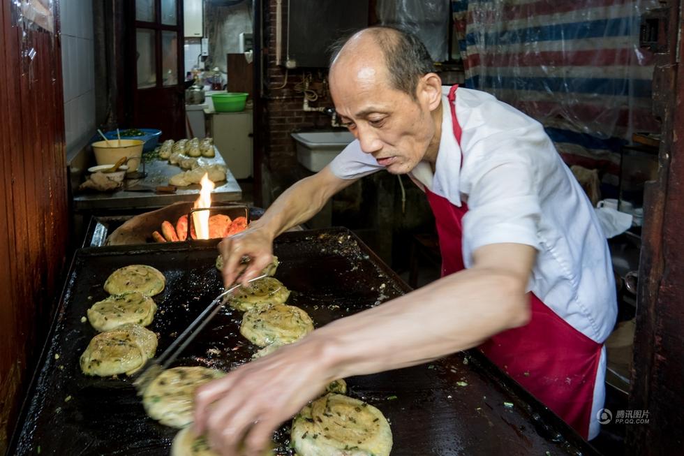 上海老伯34年只做葱油饼 美味惊动BBC(组图)