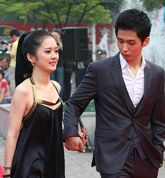 张娜拉哥哥也是童颜!兄妹合影看不出40岁