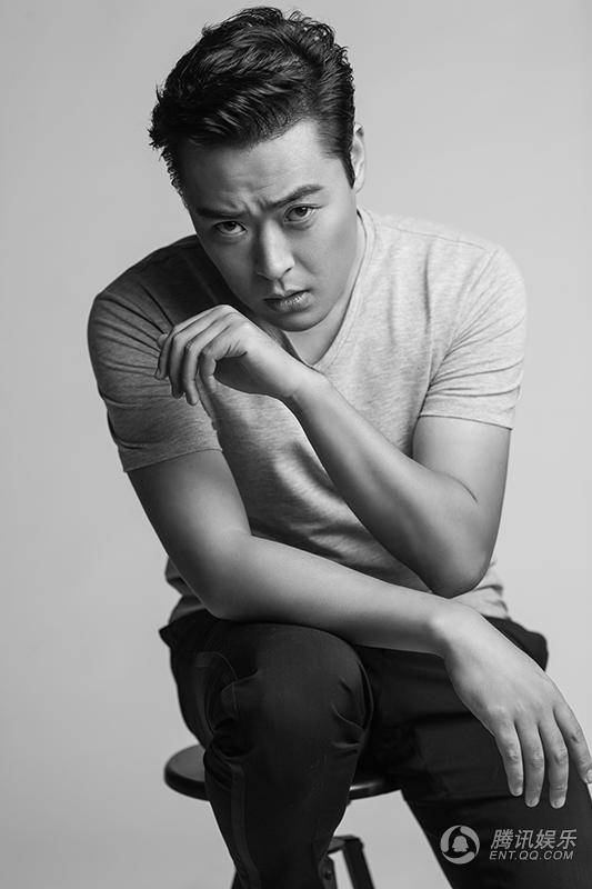 高清:张桐发布质感写真 黑白色调记录人生感悟 5张
