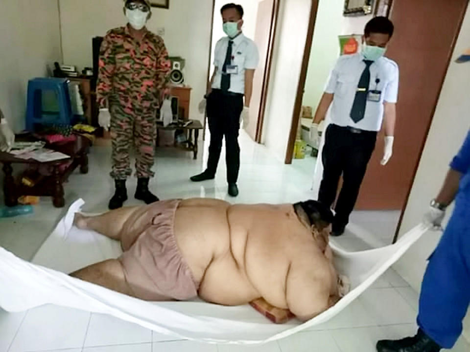 20位消防员抬他去看病 500斤胖男日食30碗面(图)