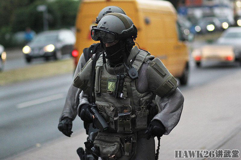 德国警察装备"锁子甲" 中世纪铠甲的复活
