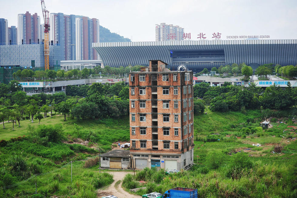 深圳最牛&quot;钉子楼&quot;坚挺10余年 周边杂草丛生成菜地