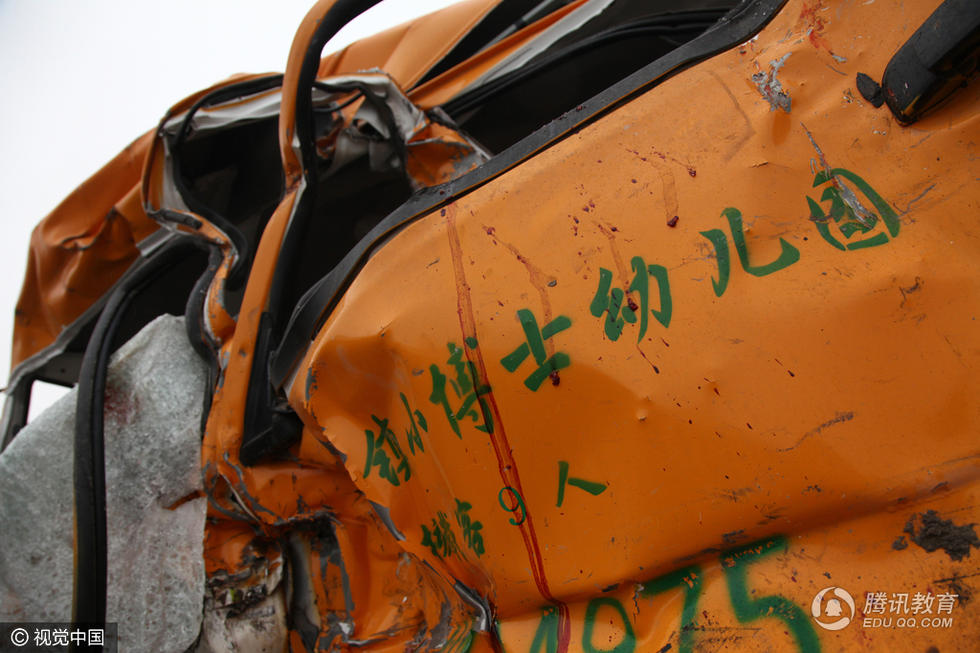 组图:盘点校车事故 超载、侧翻、坠河频发