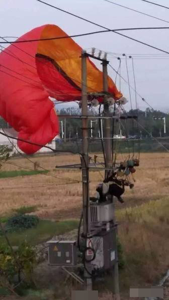 高清:极限酿悲剧!男子玩滑翔伞挂高压线身亡